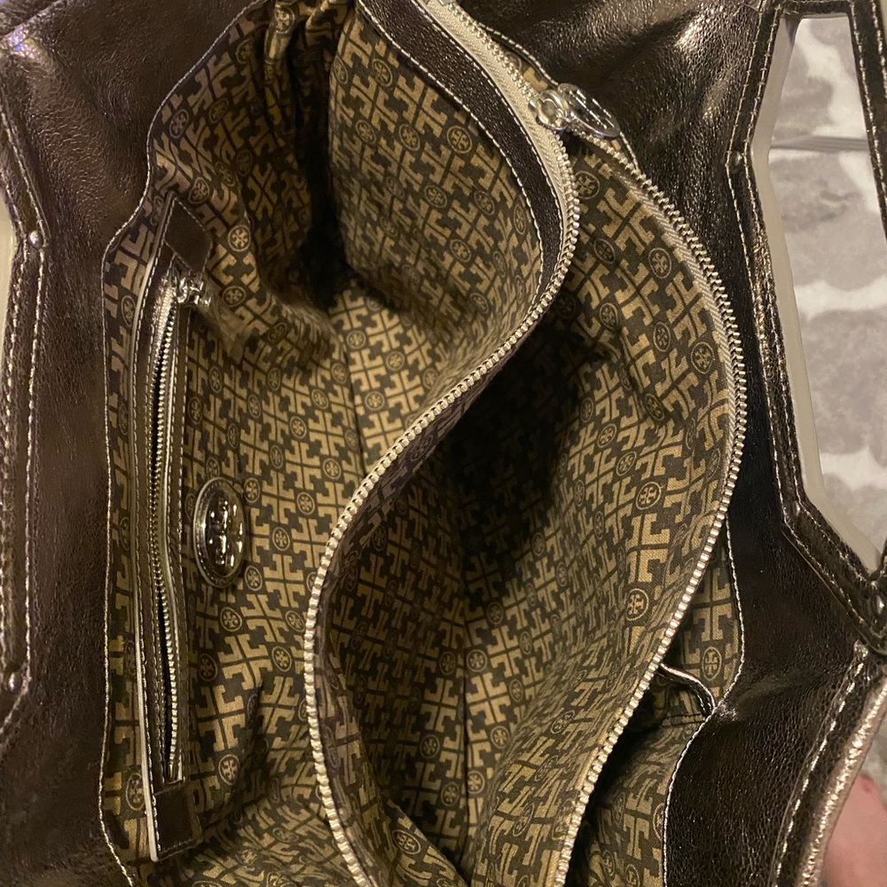 Tory Burch NO FLAWS metallic crossbody/tote/satchel bag. Detachable strap. - Picture 5 of 11